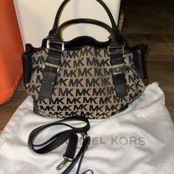 Brand New Michael KORS GANSEVOORT BEIGE/BLACK with silver buckles on handles and crossbody strap And Brand New Matching Wallet 