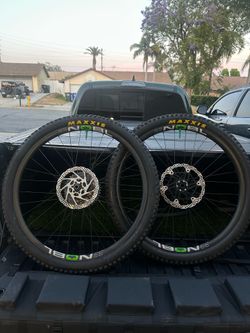 NOBL TR33 Carbon Wheelset 27.5 w/ Onyx Hubs +Maxxis DHR 2 and DHF