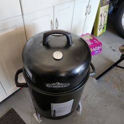 17-in Barrel Kettle Smoker/ Charcoal Grill With Inserts Grates And Bowls In Great Shape