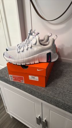 New Woman’s Nike Free Metcon 6 Size 8.5
