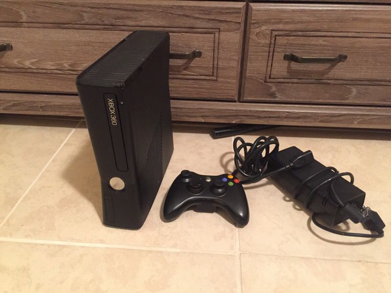 Xbox 360 with Kinect and controller and 17 games