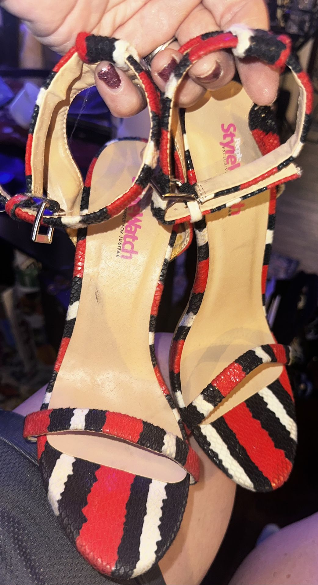 Preowned Woman’s size 9 “people’s style watch” red& black so beautiful heels in great condition located Off lake mead and Simmons area asking $10