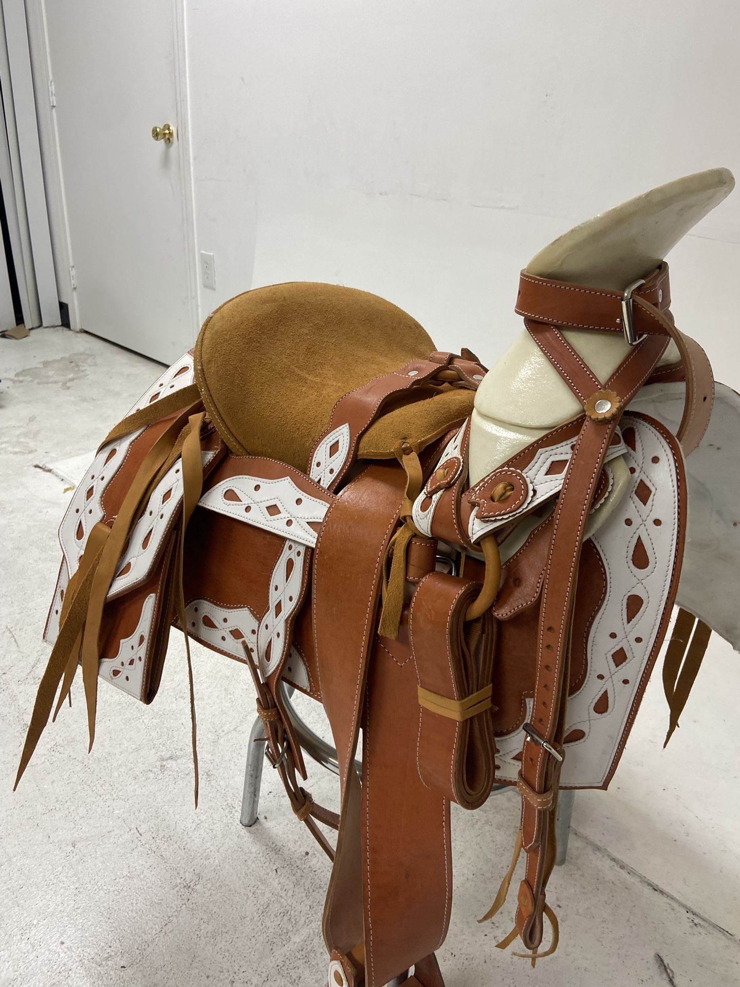 Nueva Montura Charra De Cuero Con Vistas Y Cantinas Cuadradas