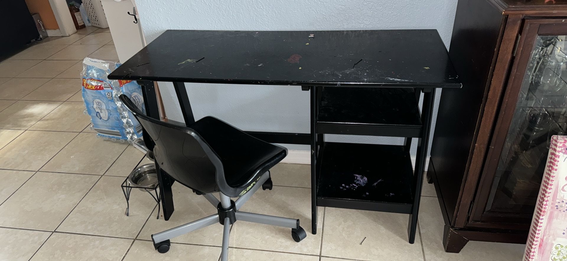 Free Desk With Chair And Picture Frames 10927 Inglewood Ave