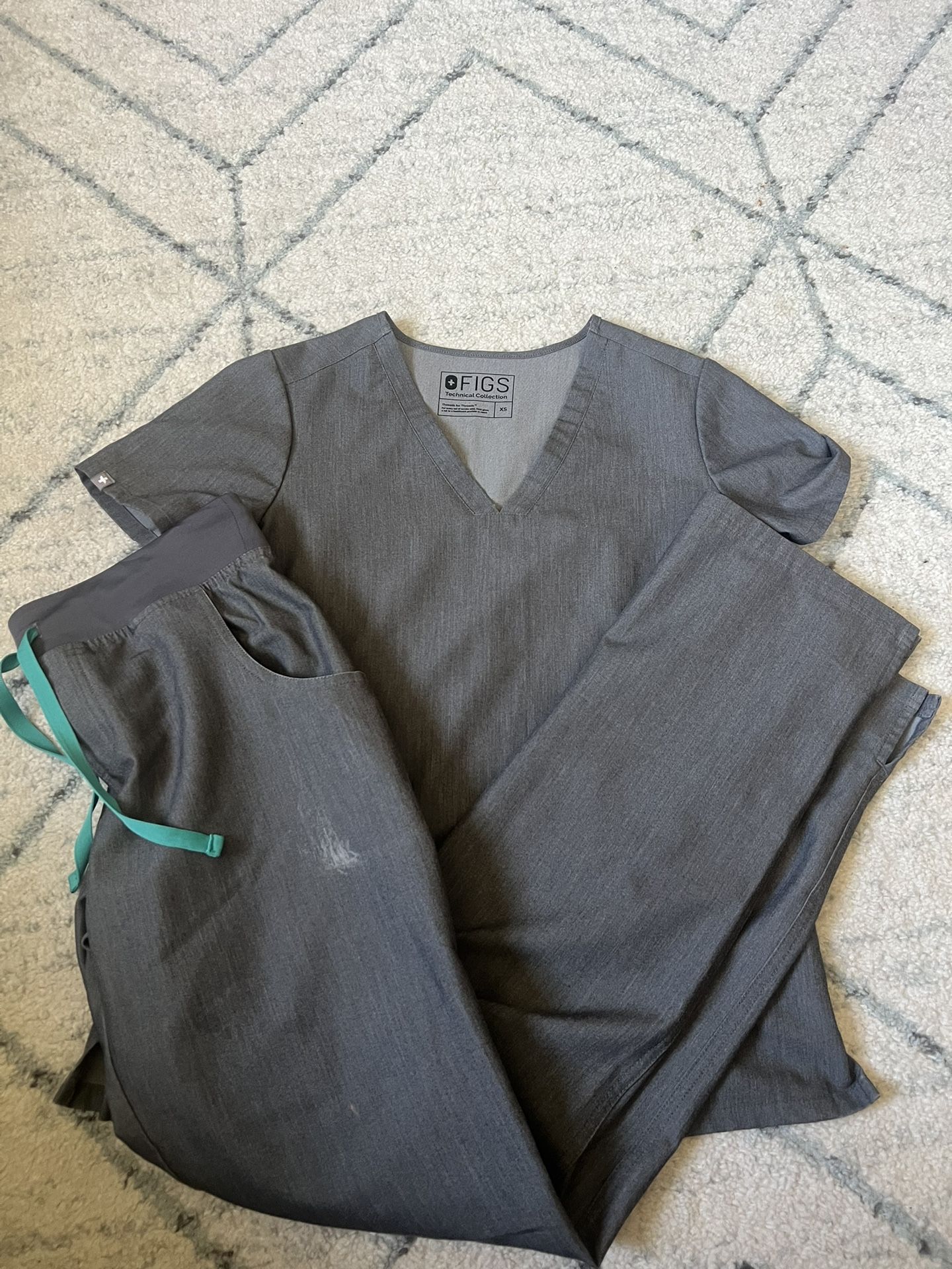 Figs Women’s Graphite Scrub Set Size XS/T Kade Cargo Pants And XS Casma Top