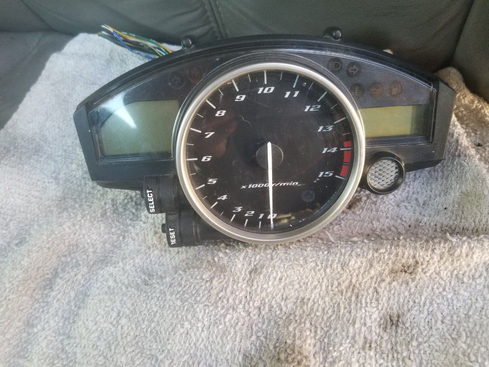 SPEEDOMETER  FITS 04/05/06 AND MAYBE MORE