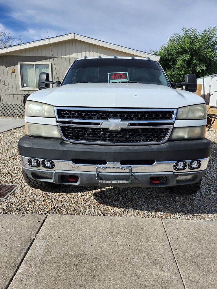 Chevy Silverado HD 2500 An̈o 2006 Single Cab Long Bed  Black Interior  