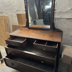 Dresser With Swivel Mirror 