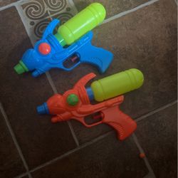 2 Small Water 💦 Guns