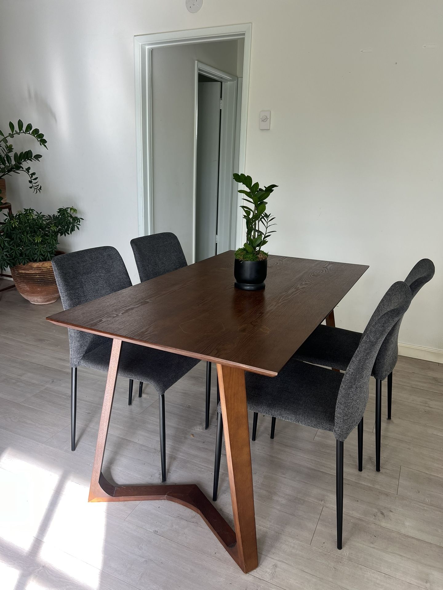 Dining Set: Table & 4 chairs