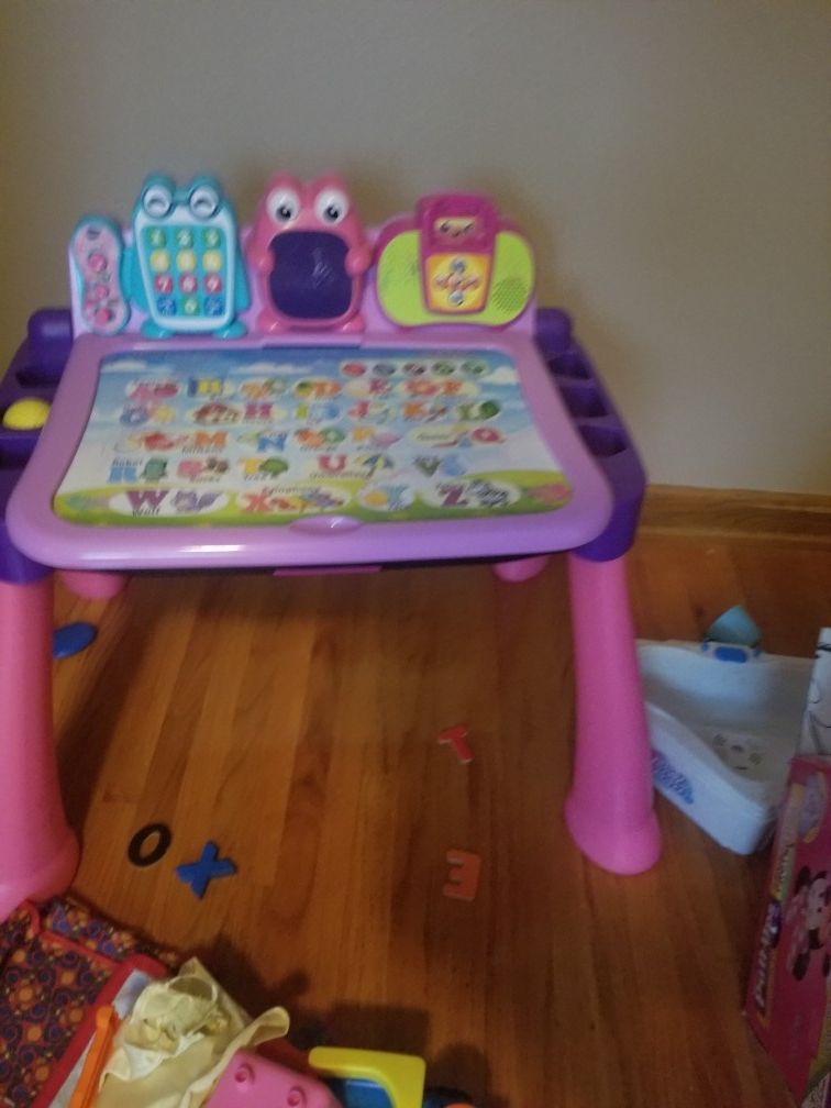 girls play desk table