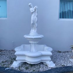 Fuente Con Estatua