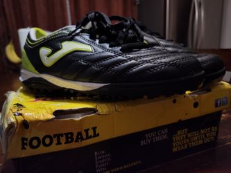Kids soccer cleats/ Tacos de fútbol