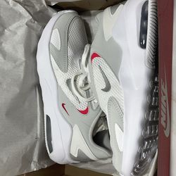 Nike women air max bolt size 8