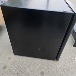 Hisense 1.7 Cu Ft Mini Fridge – Black (Used, Works Great)