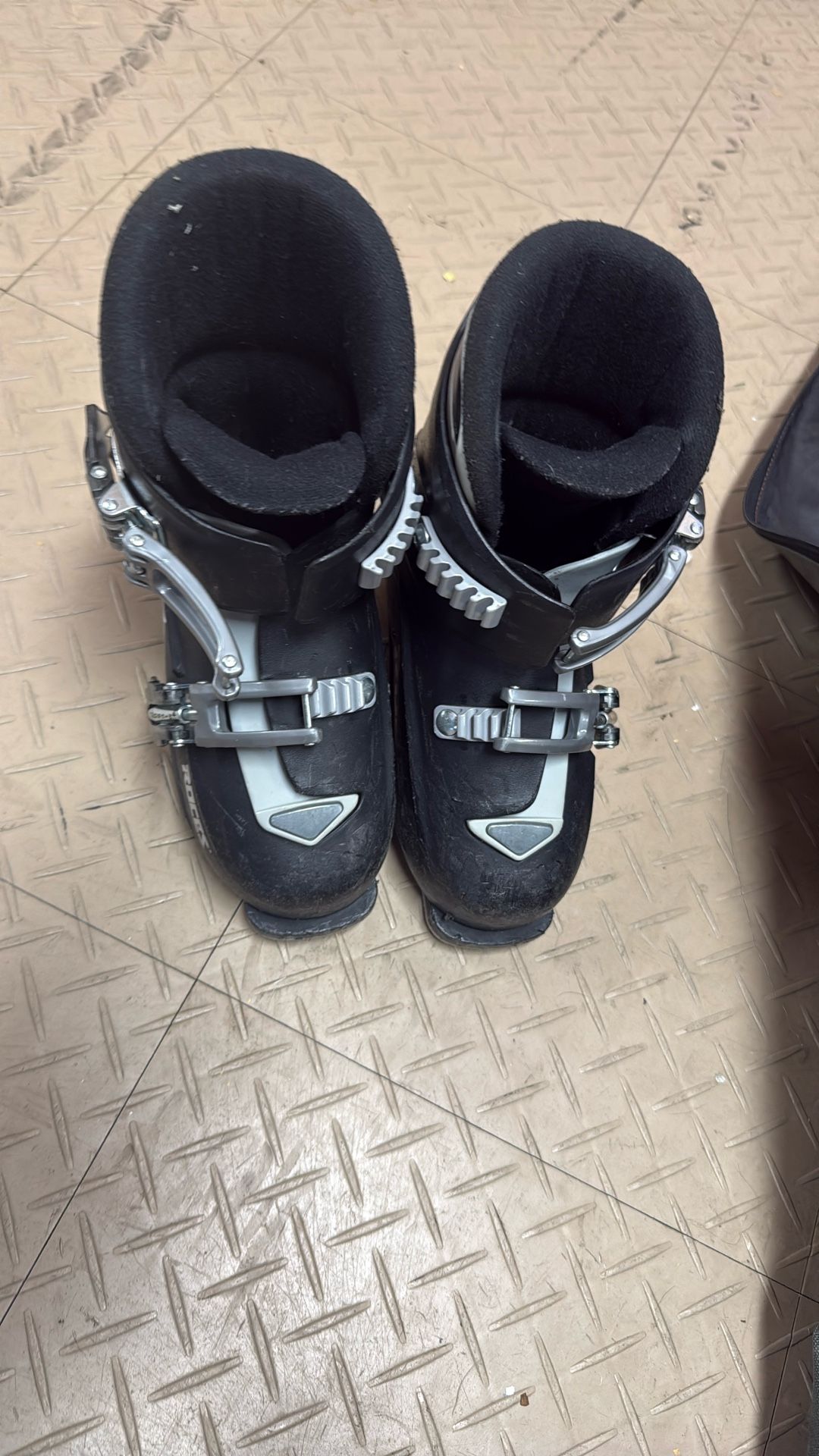 Youth Ski Boots Fits 11c-3y Shoe Boots That Adjust To Your Child’s Size
