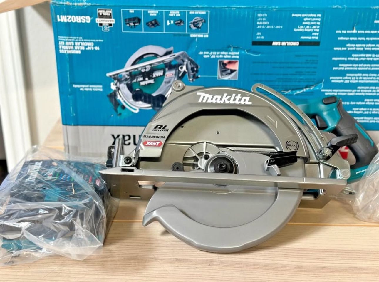 Makita GSR02M1 40V max XGT Rear Handle 10‑1/4" Circular Saw Kit, yAWS Capable
