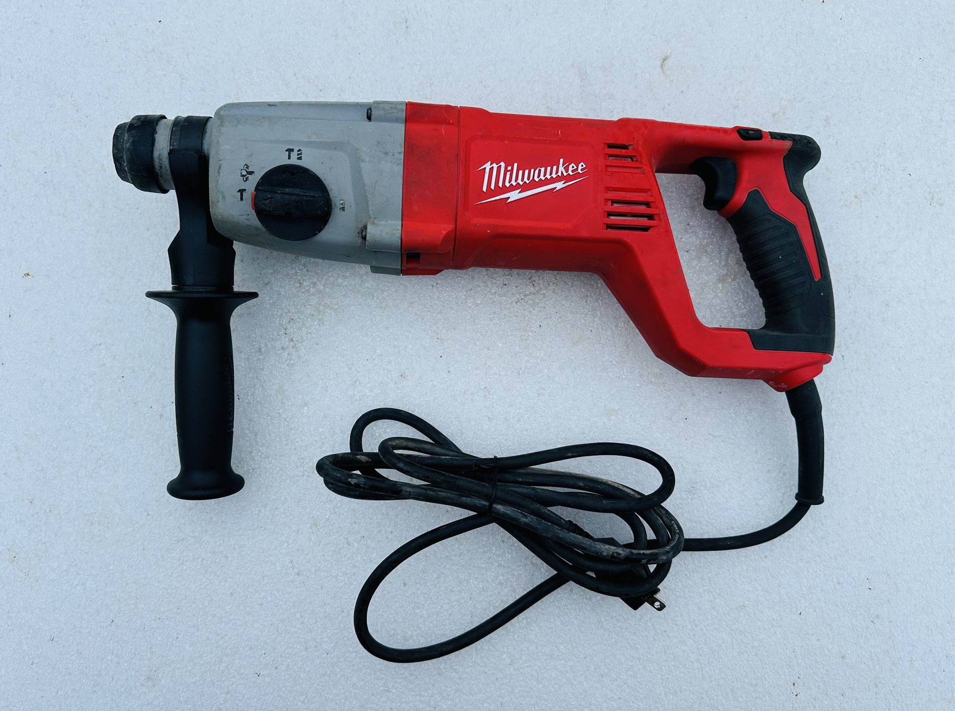 Milwaukee 5262-21 8 Amp Corded 1 in. SDS D-Handle Rotary Hammer (TOOL ONLY)