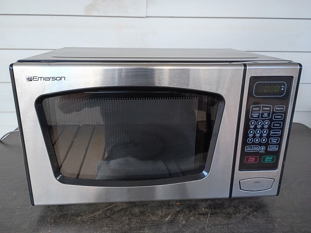 Emerson 0.9 CU. FT. 900 Watt Touch-Control Microwave Oven