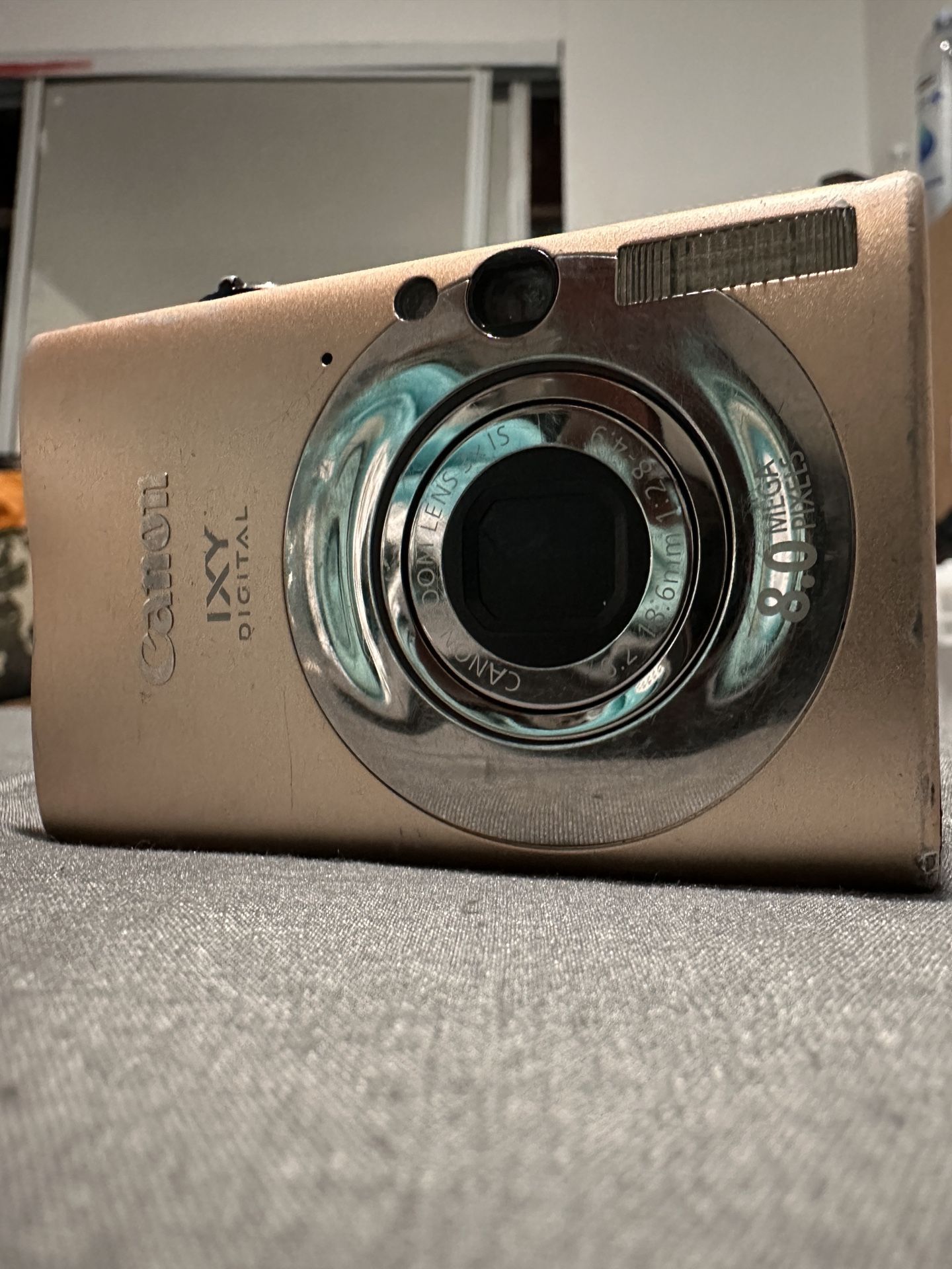 Canon Powershot IXY Digital 20 JS / SD1100 IS PowerShot 8.0MP 3x Digital Camera Gold