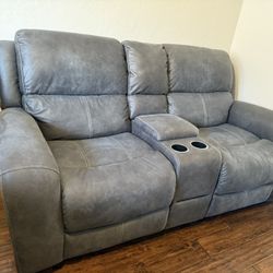 🛋️ Living Spaces Dual Power Reclining Loveseat – Premium Leather, Like New! 🔌🍿