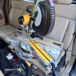 790 MITTER SAW DEWALT 12" Like New
