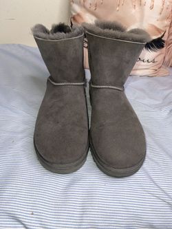 UGG Bailey Bow Size 9