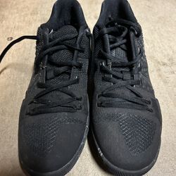 kyrie 3’s triple black