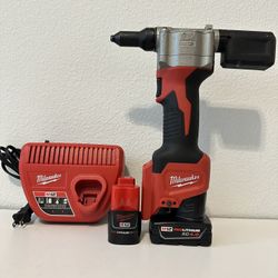 Milwaukee M12 Rivet Tool