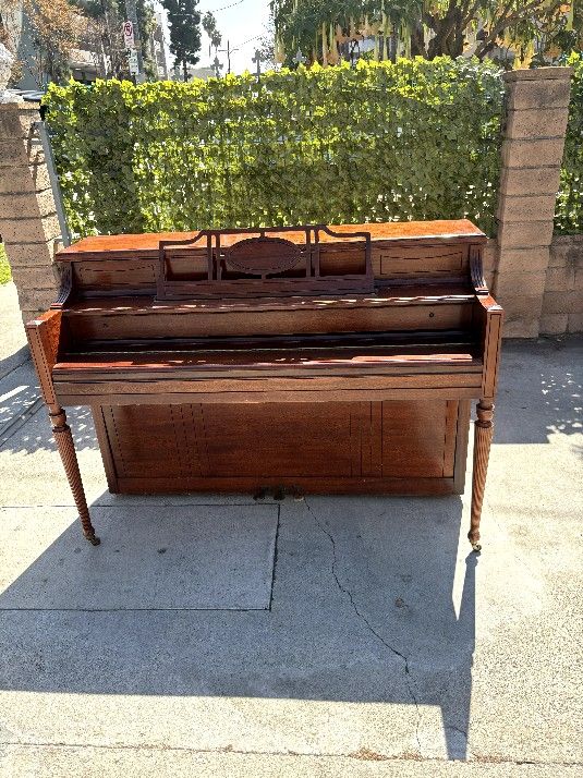 KOHLER & CAMPBELL UPRIGHT PIANO