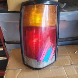 MAZDA B2200 TAILLIGHT COMPLETE ASSEMBLY 
