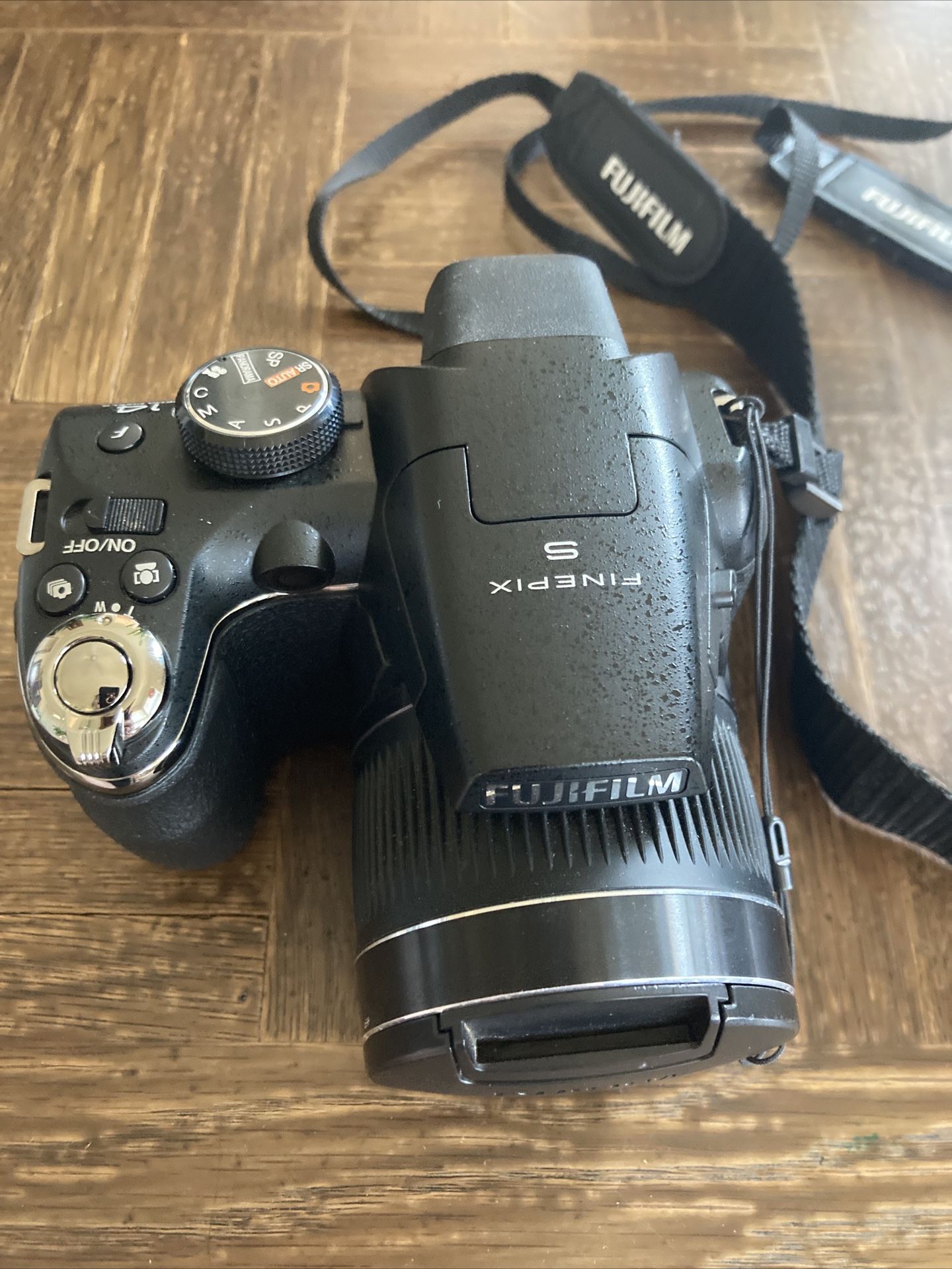 Fuji FinePix S4000A 14MP f/4.3 Zoom Lens Digital Camera w/ Lens Cap & Neck Strap, Ect.