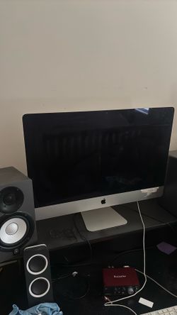 iMac silver desktop comes w keyboard and mouse