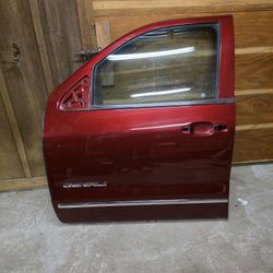 2014-2018 GMC SIERRA DENALI AND CHEVROLET SILVERADO FRONT LEFT DRIVER SIDE DOOR GOOD CONDITION