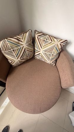 Round Swivel chair with pillows! great condition!!!