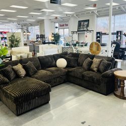 “U” SHAPE SECTIONAL  W PULL OUT BED & STORAGE CHAISE  + 6 PILLOWS 