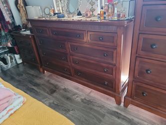REDUSED!!!DRESSER -$165 AND 2-NIGHT STANDS $50 EACH Mahagony Wood Selling The SET