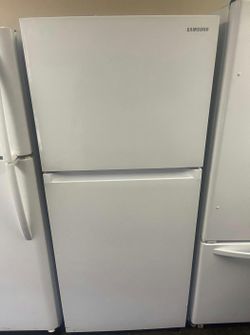Samsung Top Mount Refrigerator in White - Good Condition with Auto Ice Maker
