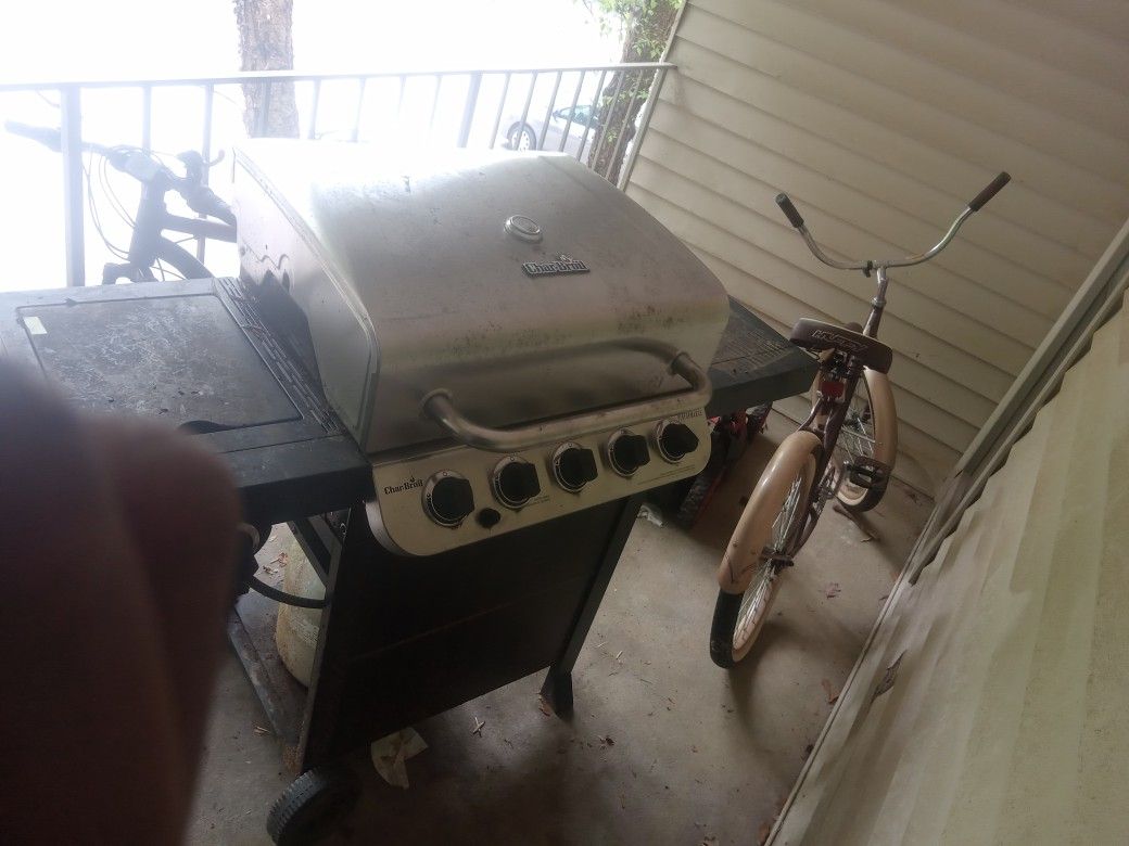 Gas Grill With Propane Tank