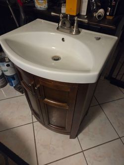 Bathroom vanity with facet and accessories