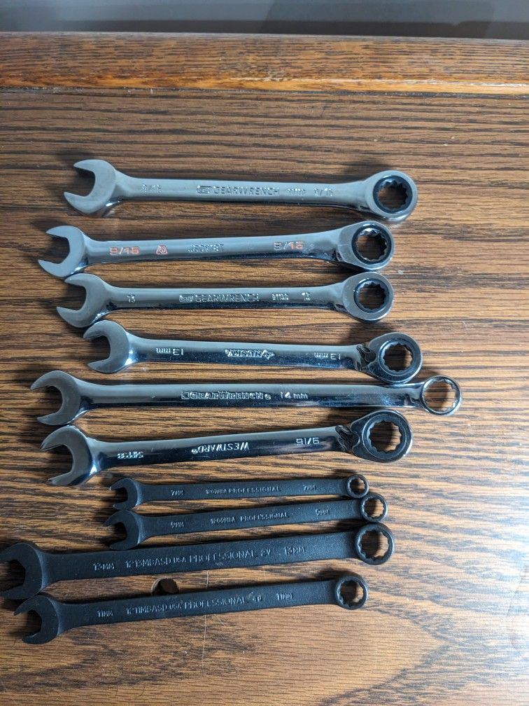 lot of ratcheting wrenches by the brand Proto, Westward, and gear wrench