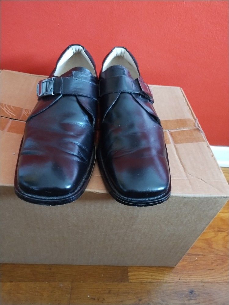 MEN'S BLACK LEATHER SHOES. .... CHECK OUT MY PAGE FOR MORE ITEMS