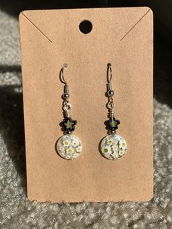 Glass Beaded Daisy Earrings 