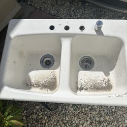 Porcelain sink
