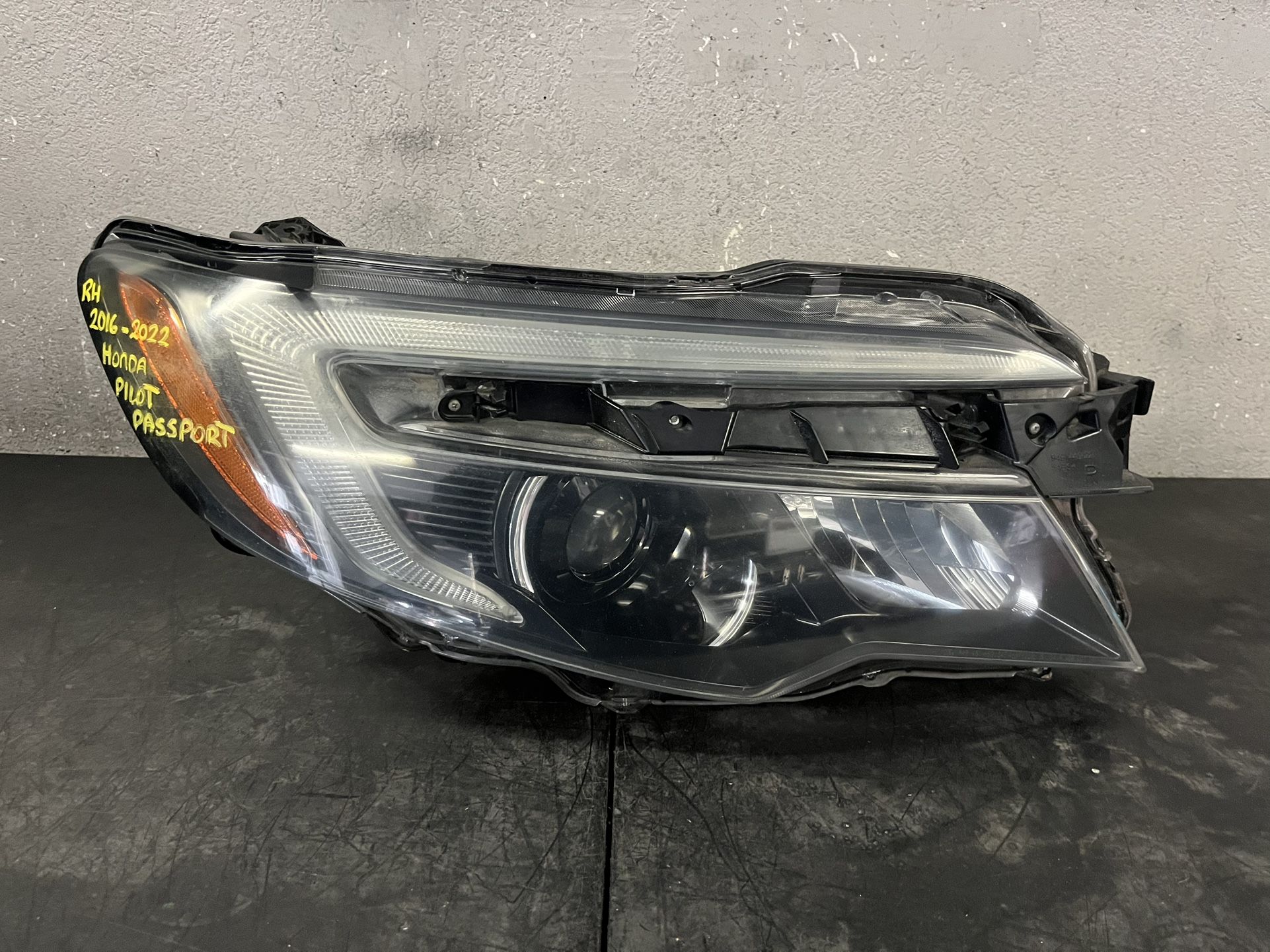 2016-2017-2018-2019-2020-2021-2022 HONDA PILOT PASSPORT RIDGELINE RIGHT HEADLIGHT OEM USED