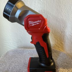 Milwaukee M18 18-Volt Lithium-Ion Cordless 100 Lumens LED Flashlight (Tool-Only)