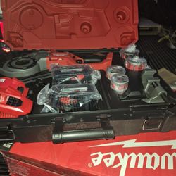 Milwaukee
M18 18V Lithium-Ion Cordless FORCE LOGIC 1/2 in. to 4 in. 10 Ton Knockout Tool STORE PRICE $2399