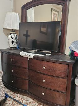 Dresser With Mirror 
