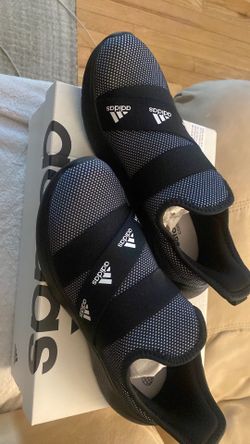 WOMEN’S BRAND NEW ADIDAS SNEAKERS ( Size 9 1/2)
