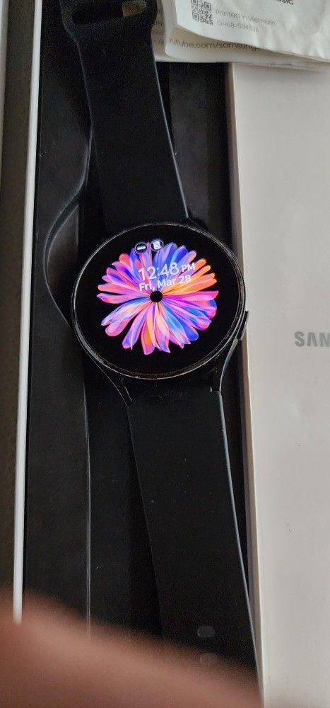 Galaxy Watch 4, LTE, Bluetooth, Wi-Fi, GPS, Camera
